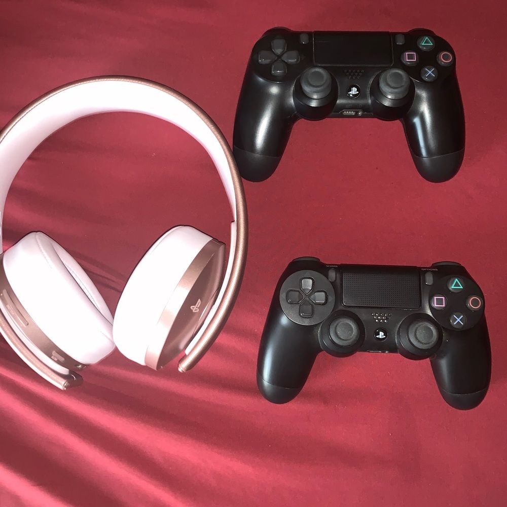PS4 controllers and PS4 headset gold edition